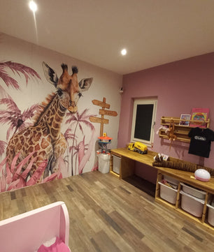 Papel para paredes Jirafa bebé en rosa selva