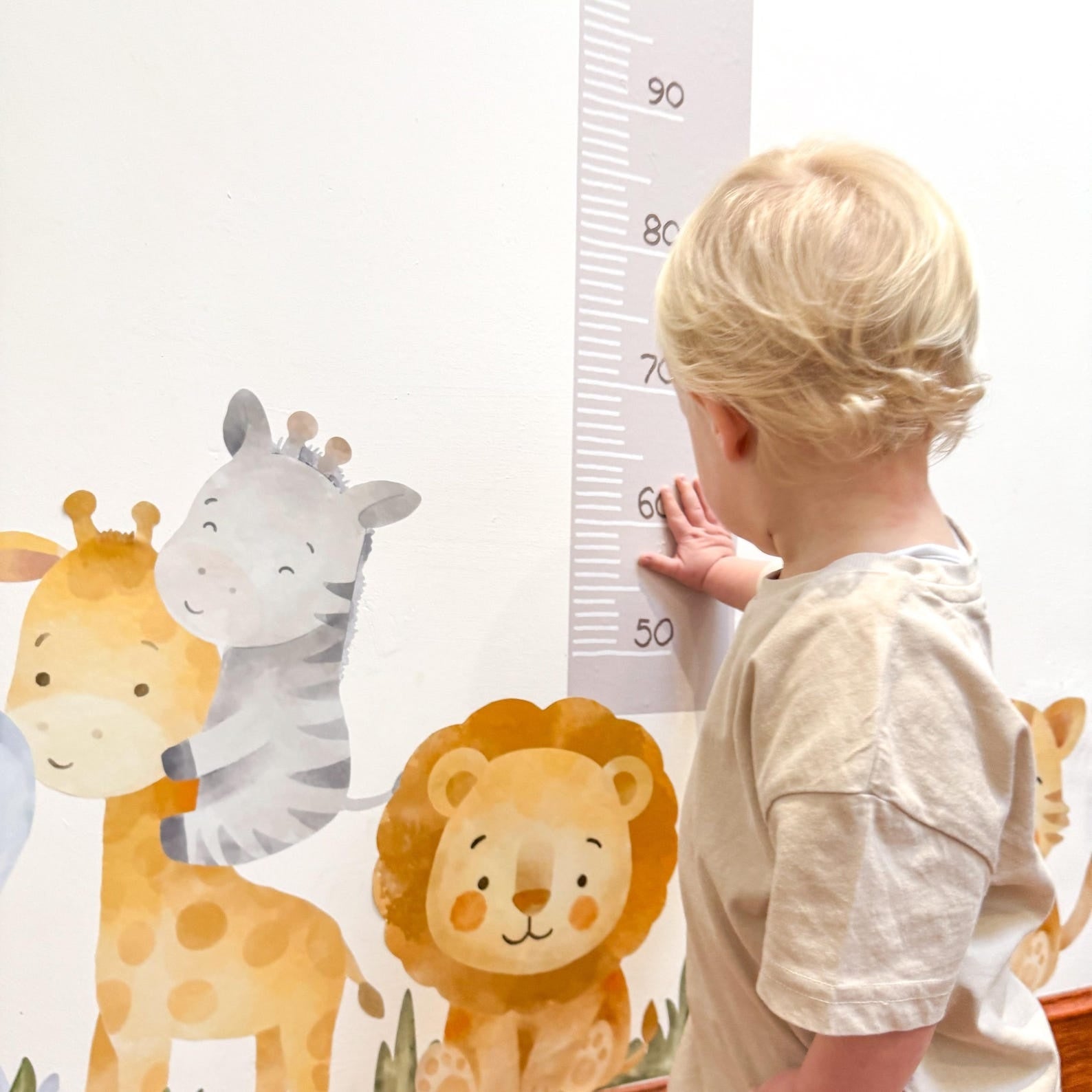 Medidor de altura infantil animales acuarelados torre