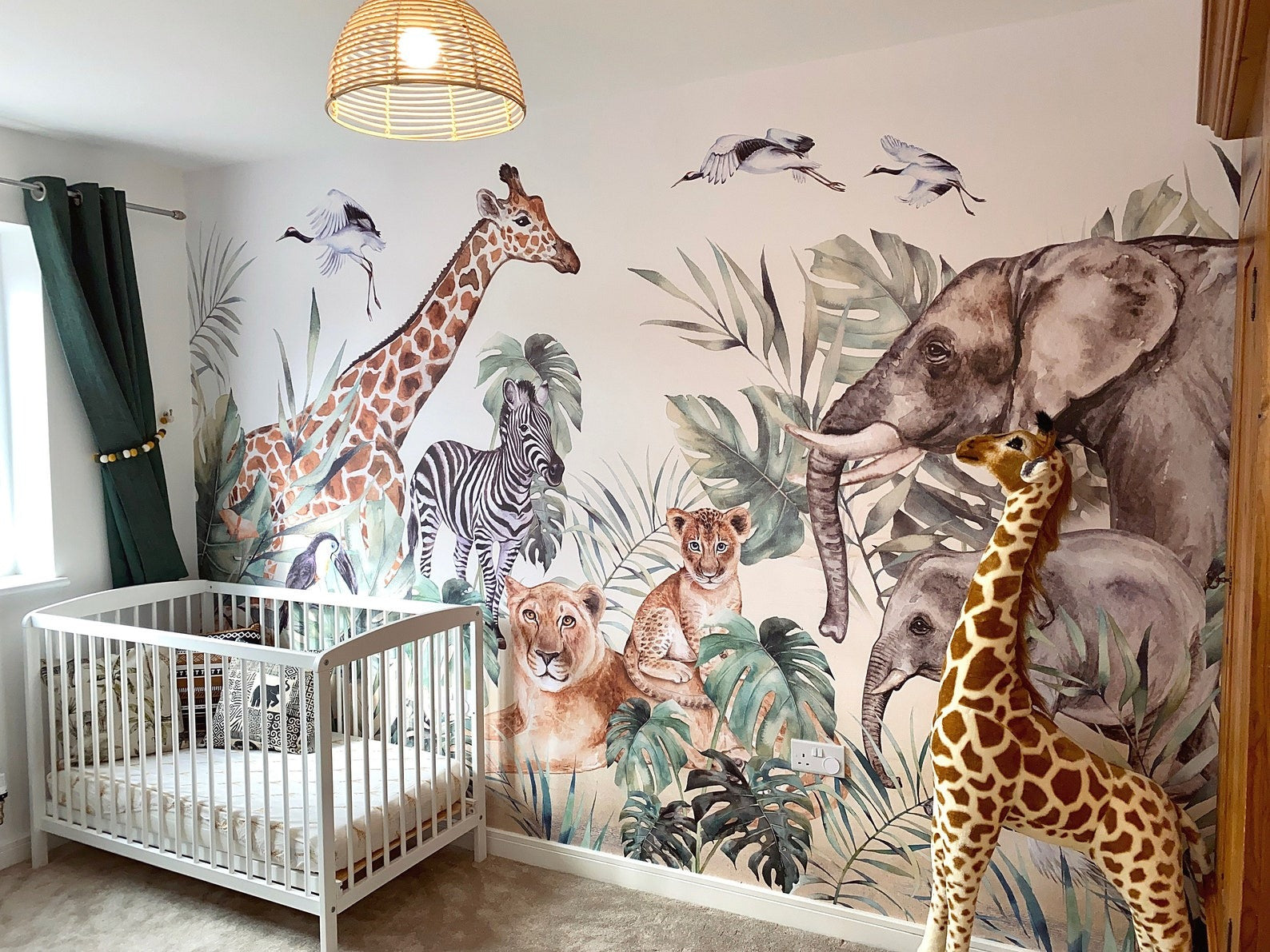 Papel para paredes animales de safari con hojas acuarela