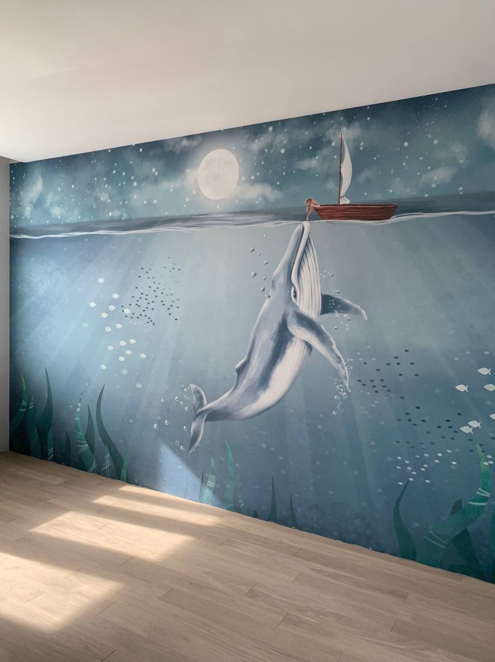 Papel para paredes ballena en fondo de oceano