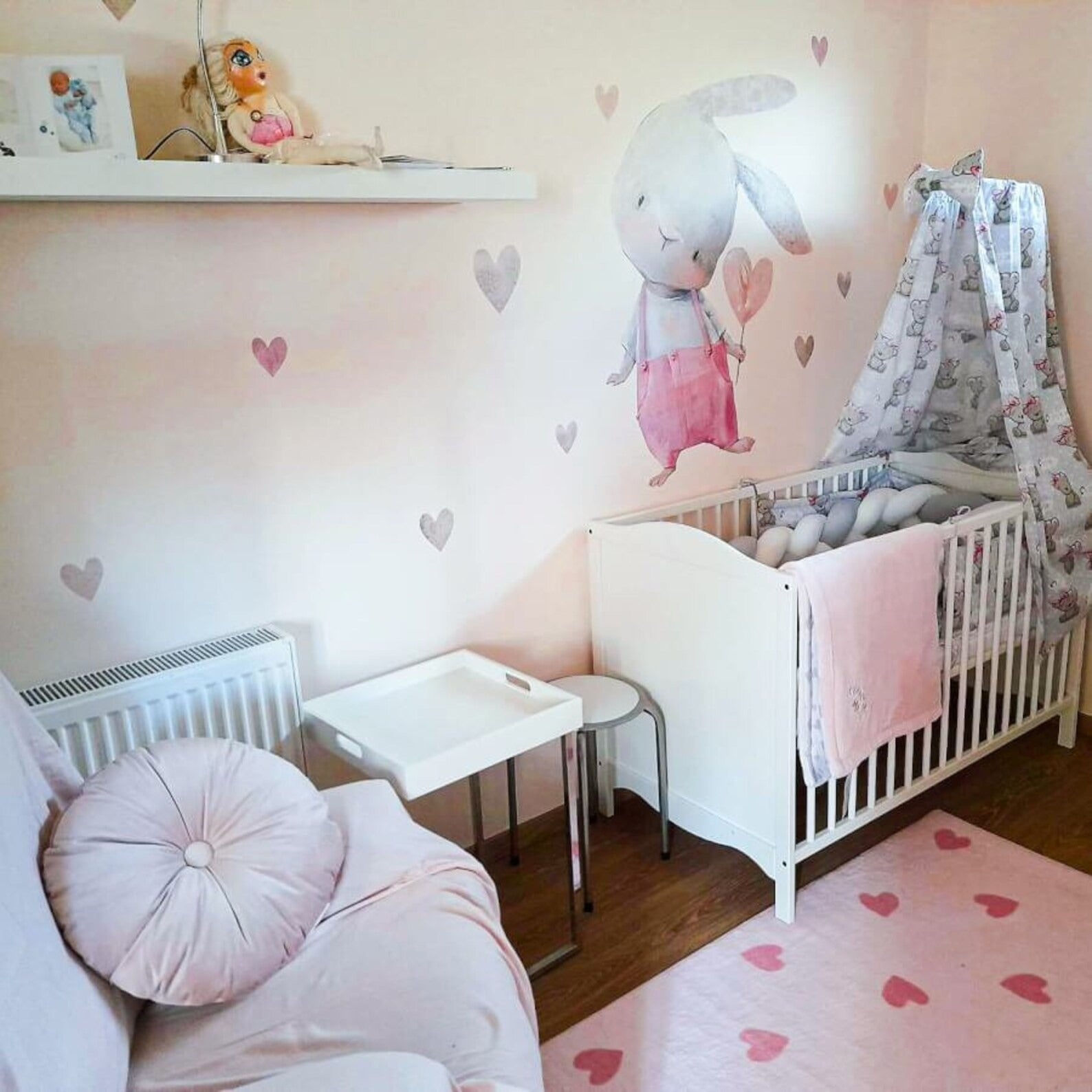 Vinilos decorativos Adhesivos infantiles de Pared  Conejo con corazones