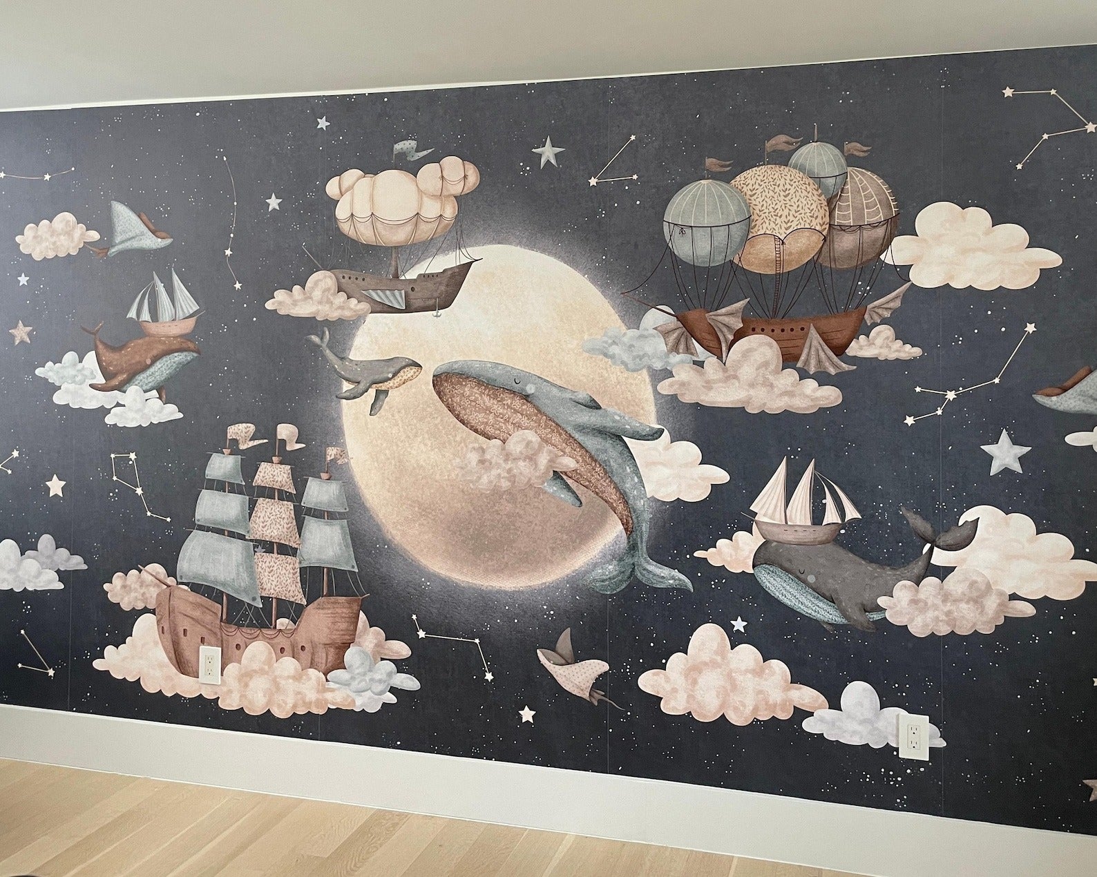 Papel para paredes luna con ballenas voladoras