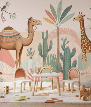 Papel para paredes animales de safari y desierto con camellos, jirafas y cactus.